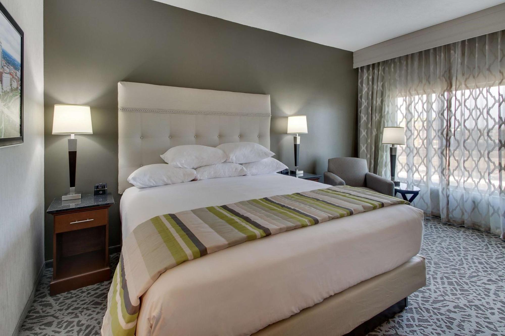 Drury Inn & Suites Cleveland Beachwood Bagian luar foto