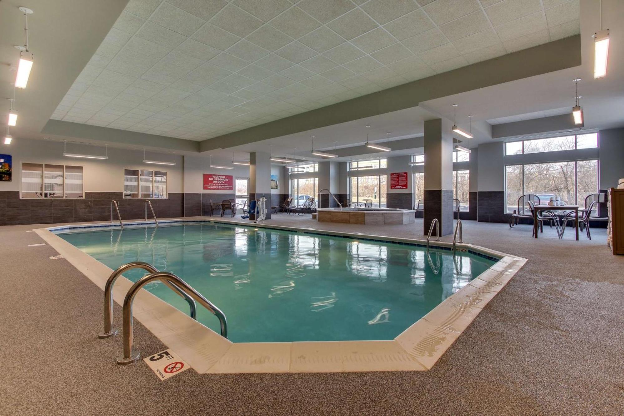 Drury Inn & Suites Cleveland Beachwood Bagian luar foto